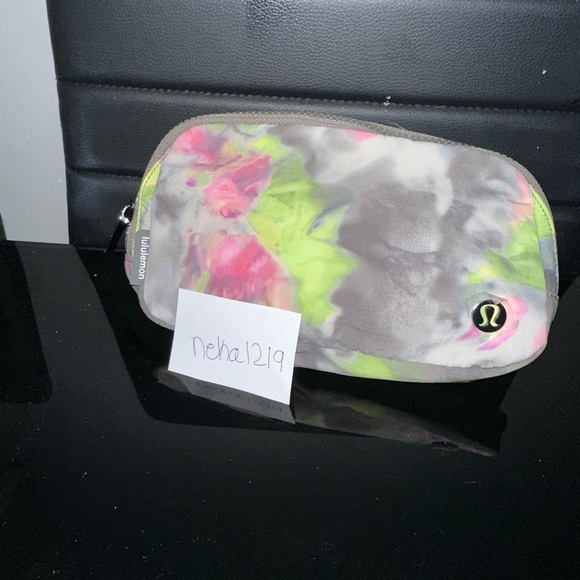 Lululemon Everywhere Belt Bag 1L- Hyper Dye Multi/Rover - Picture 3 of 10